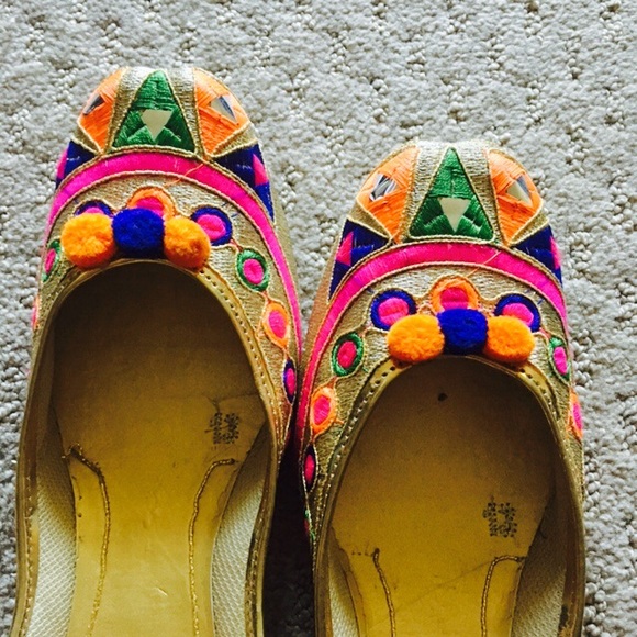 Bright Embroidered Shoes - Picture 4 of 8